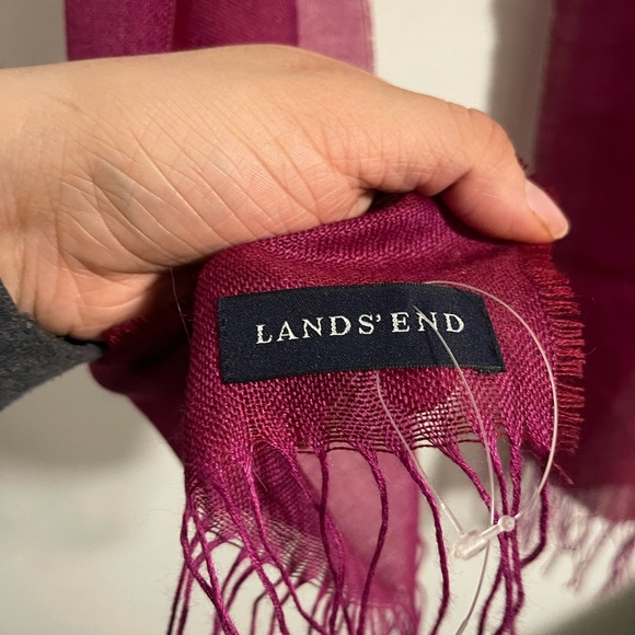 Land’s End Classic Lightweight Women's Scarf in Deep Berry - Picture 3 of 3